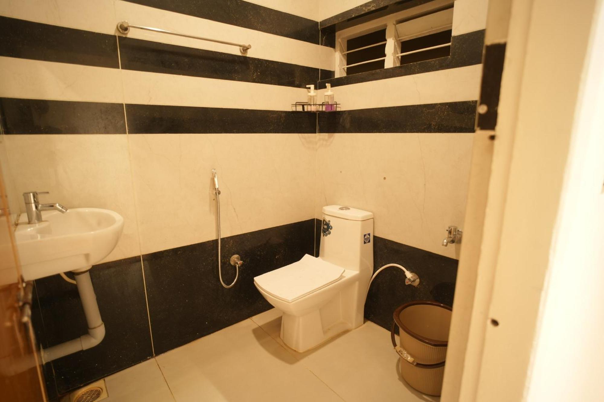 Rasha Residency Hostel Kalpatta Buitenkant foto